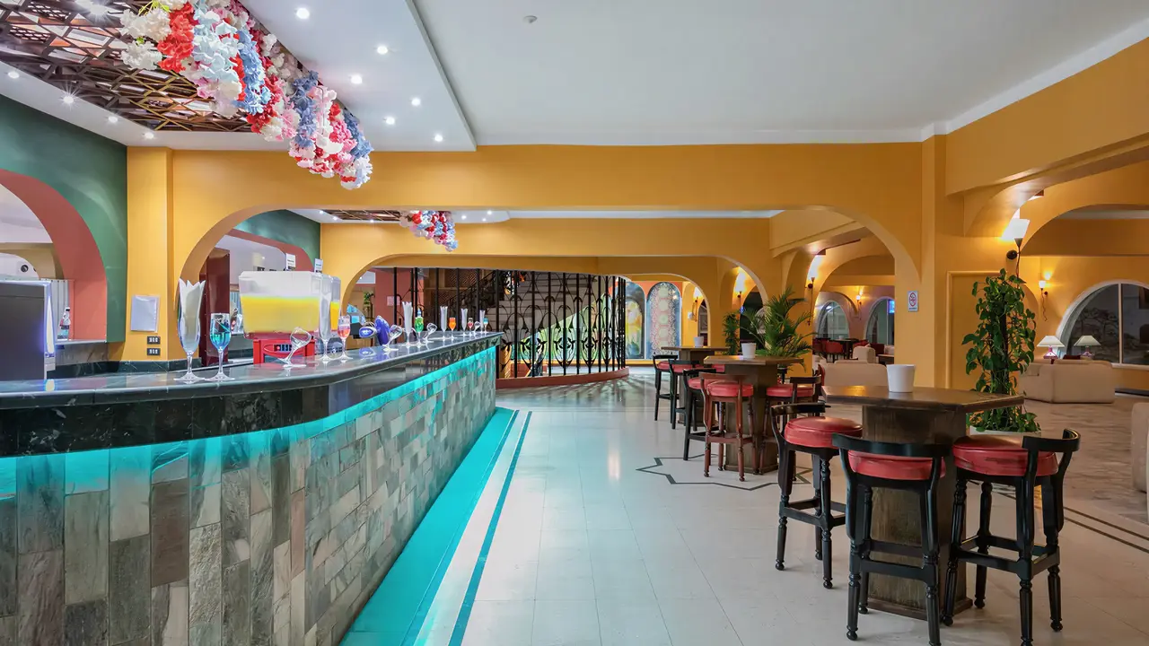 Bar z kolorowym podświetleniem w Arabia Azur