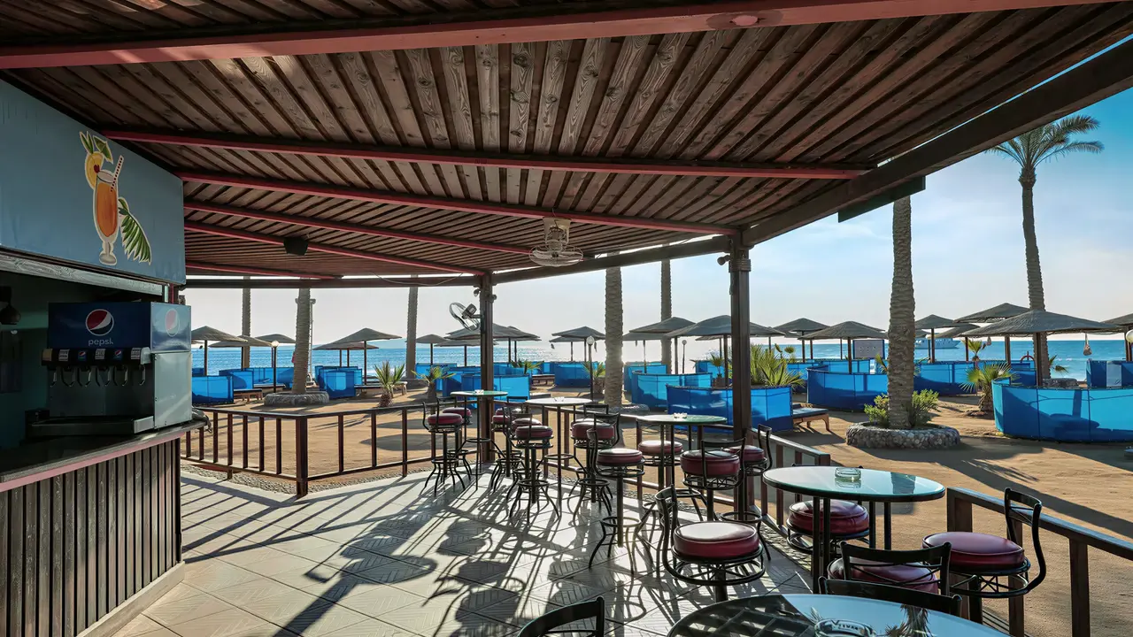 Bar z widokiem na plażę w Arabia Azur