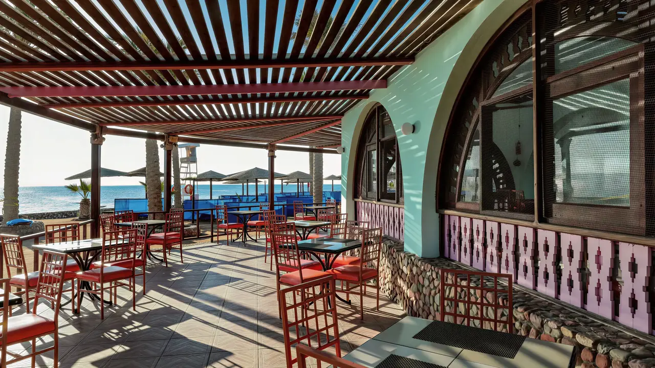 Taras restauracyjny w Arabia Azur z widokiem na morze