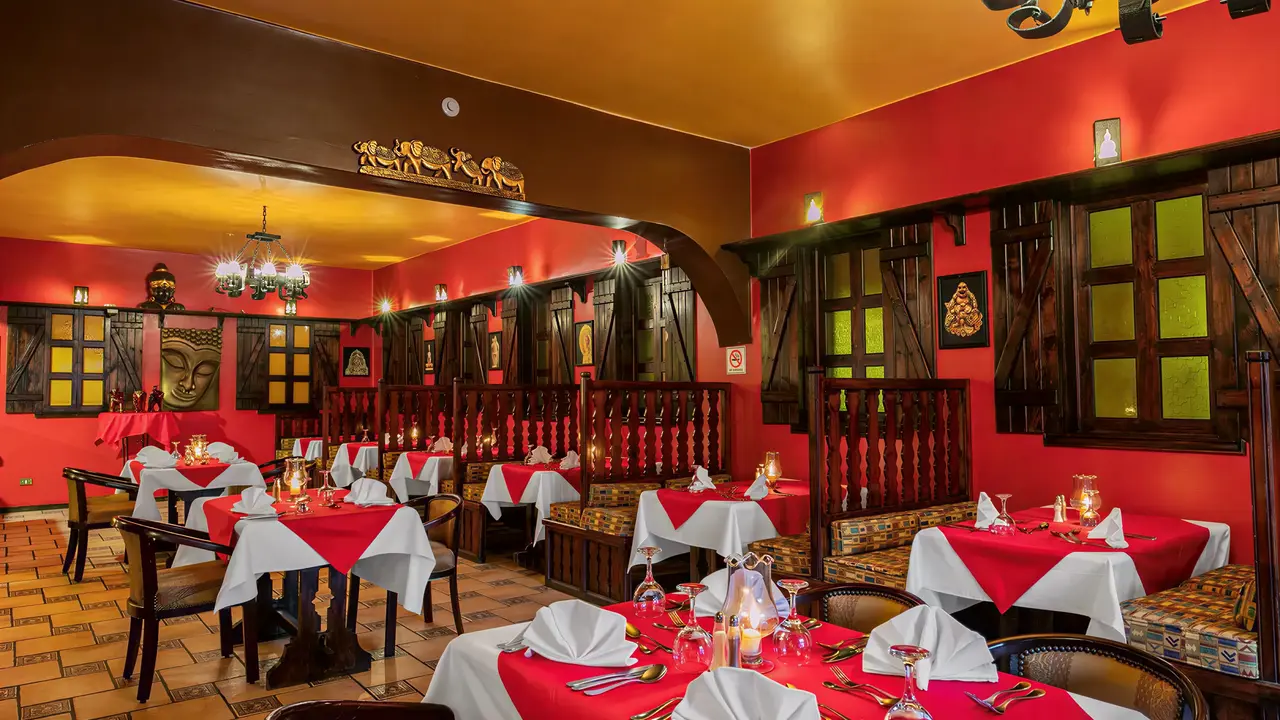 Restauracja w Arabia Azur z czerwonymi obrusami