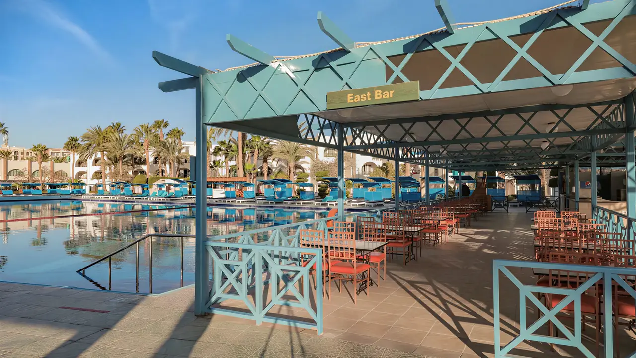 Bar East Bar przy basenie w Arabia Azur