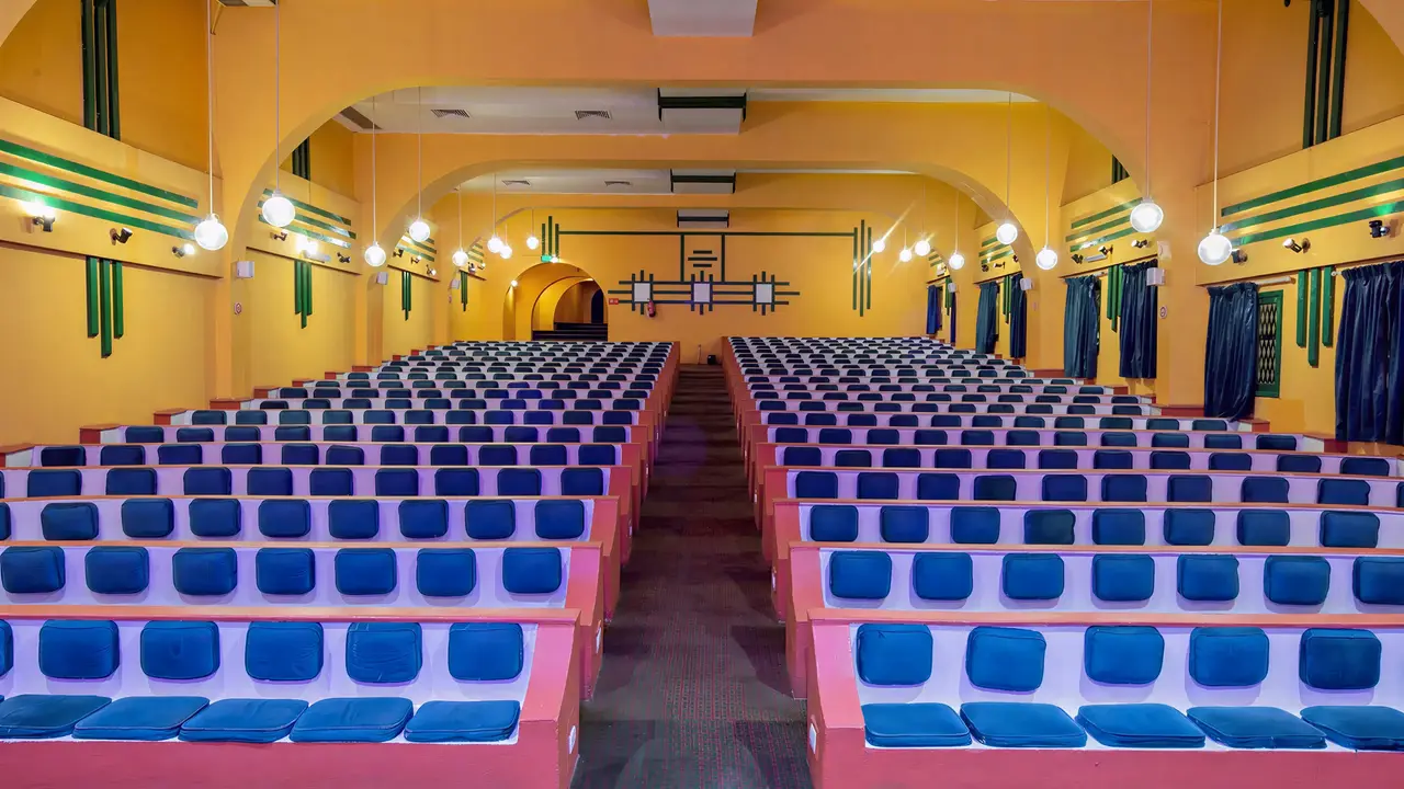 Sala kinowa w Arabia Azur z niebieskimi fotelami