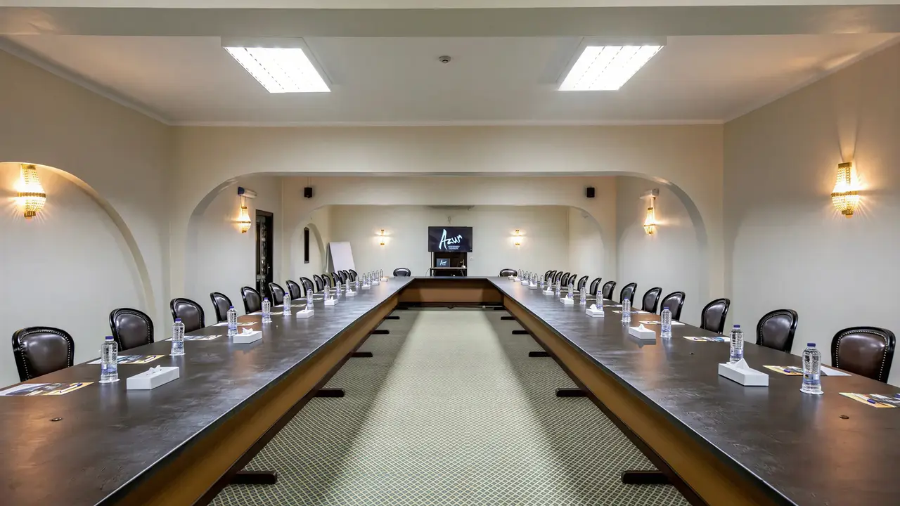 Sala konferencyjna w Arabia Azur z długimi stołami