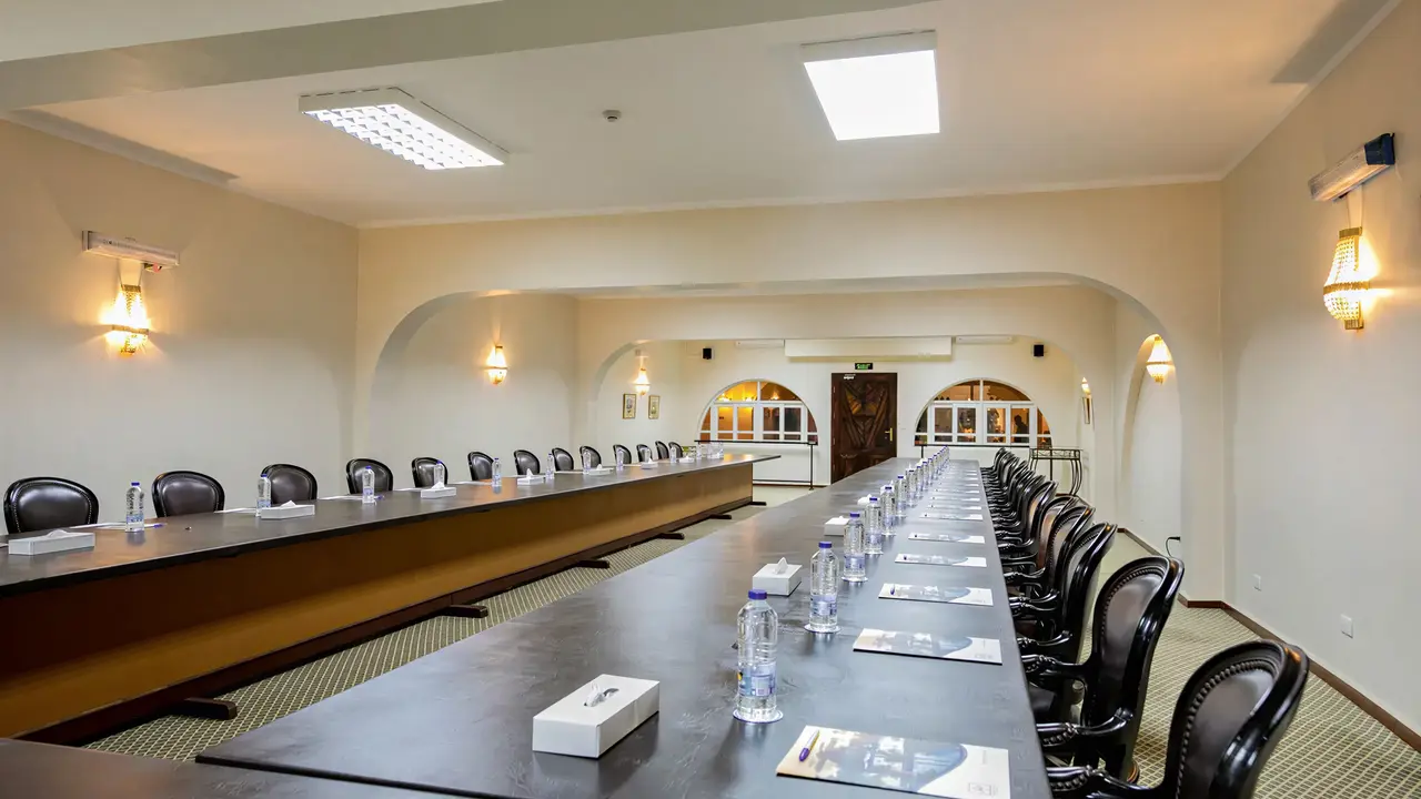 Sala konferencyjna w Arabia Azur z długimi stołami