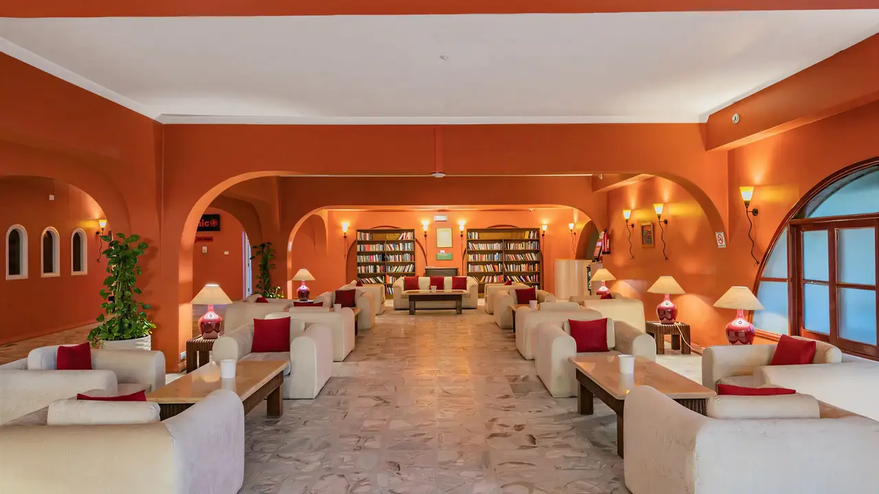 Wnętrze eleganckiego lobby w Arabia Azur
