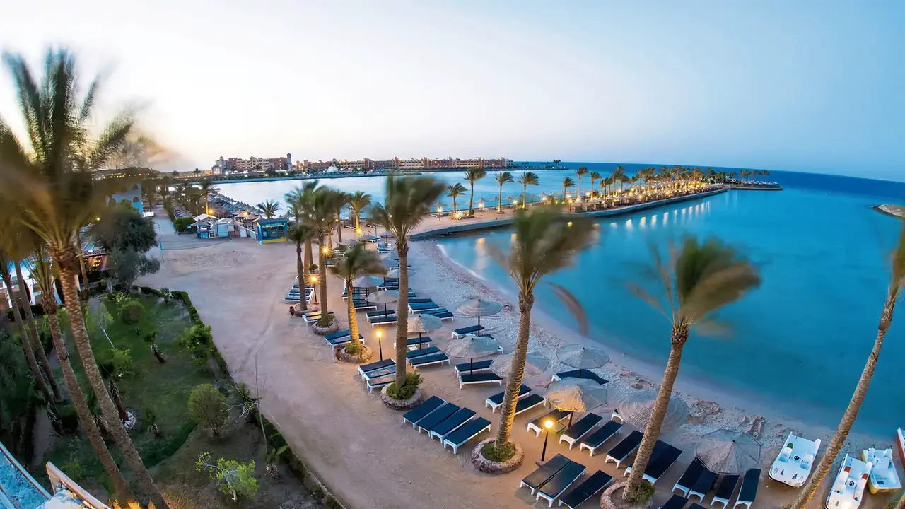 Widok na kompleks Arabia Azur z plażą i basenami