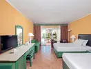 Pokój z łóżkami w hotelu Arabia Azur