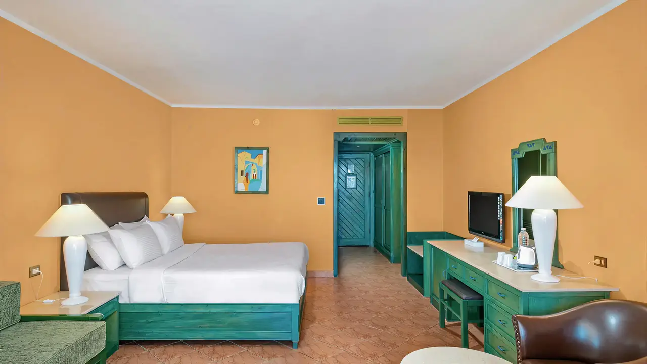 Pokój z łóżkiem w hotelu Arabia Azur