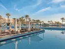 Basen z leżakami i parasolami w Arabia Azur