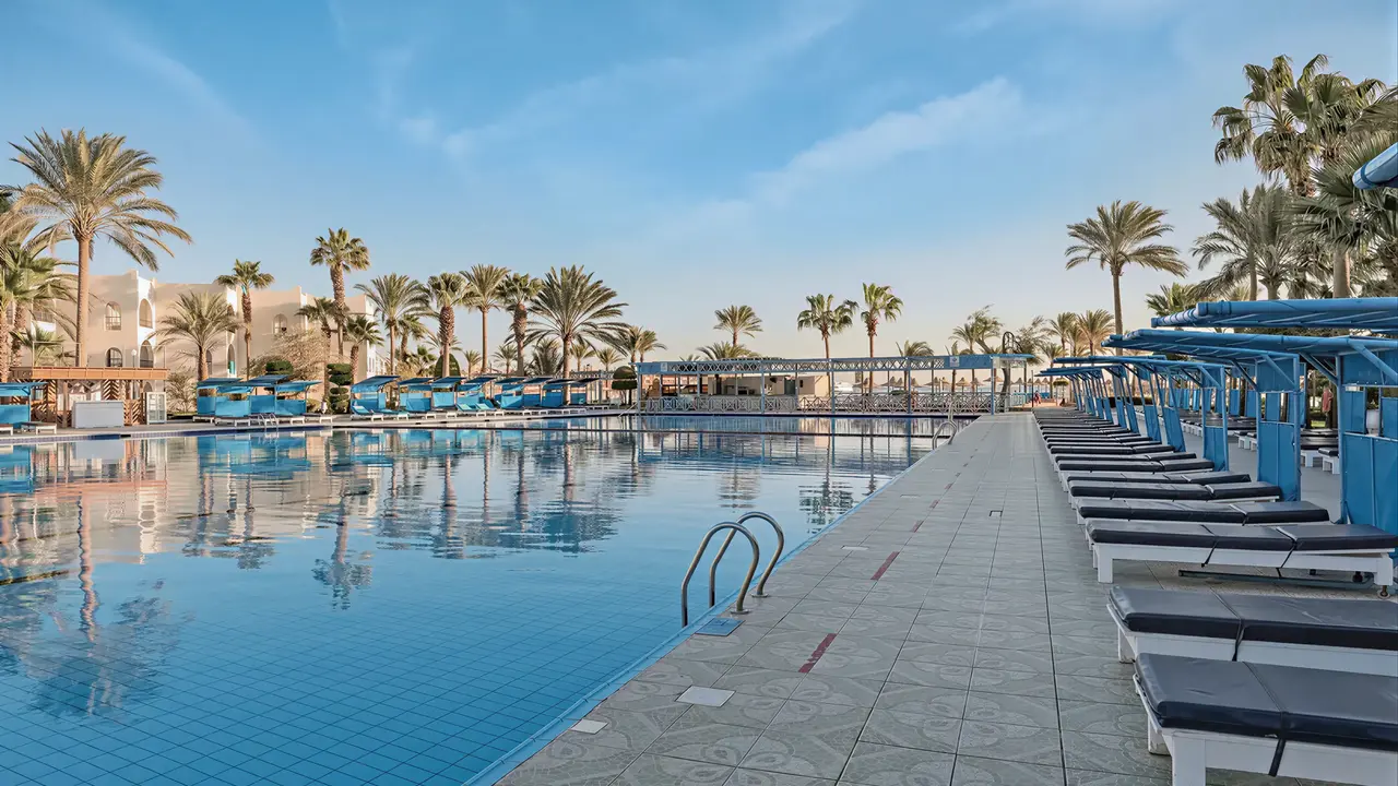Basen z leżakami w Arabia Azur