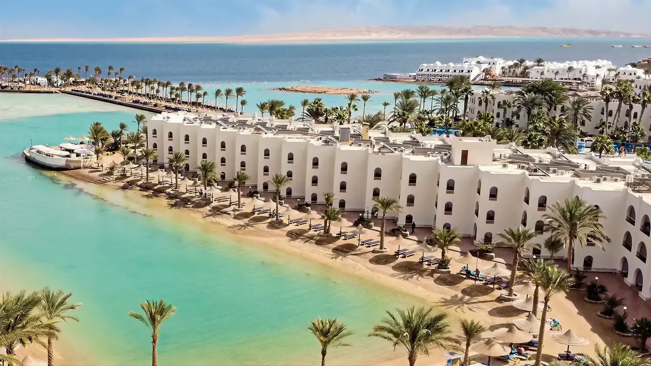 Widok na kompleks Arabia Azur nad morzem