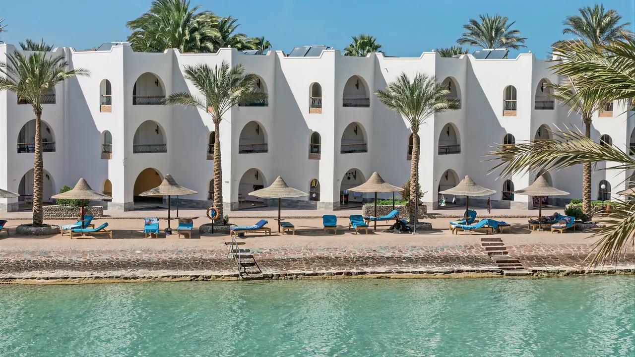 Widok na budynki i nabrzeże Arabia Azur