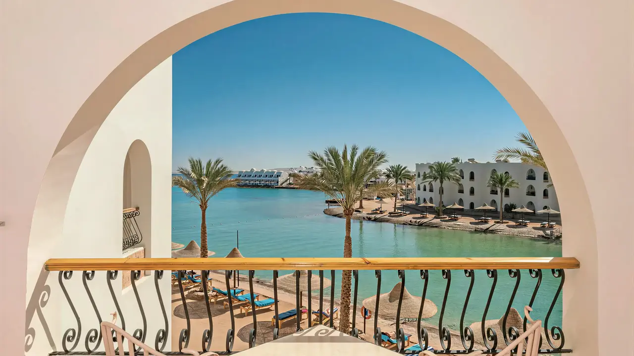 Balkon z widokiem na wodę w Arabia Azur