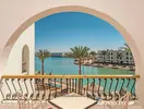 Balkon z widokiem na wodę w Arabia Azur