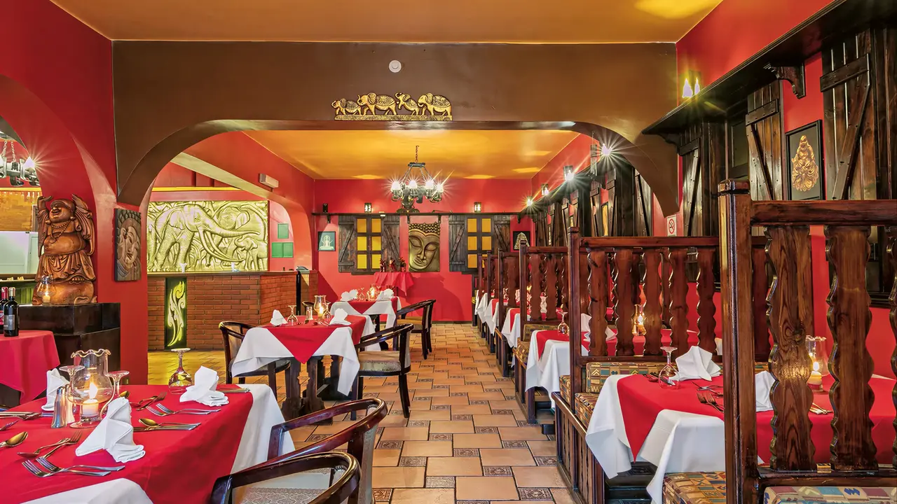 Restauracja w Arabia Azur z nakrytymi stołami