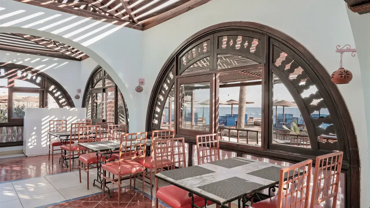 Stolik i krzesła w restauracji Arabia Azur