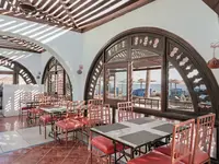 Stolik i krzesła w restauracji Arabia Azur