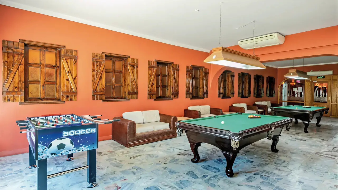 Sala gier w Arabia Azur z bilardem i piłkarzykami