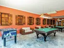 Sala gier w Arabia Azur z bilardem i piłkarzykami