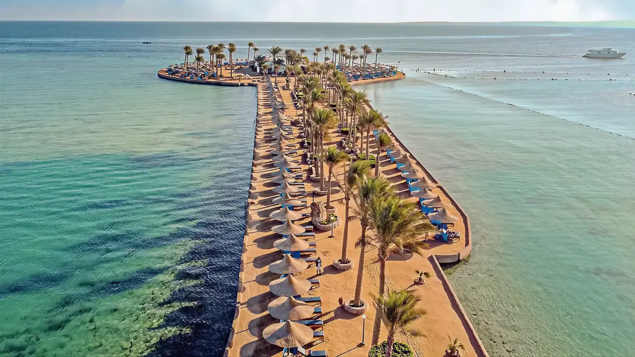 Pomost z leżakami w Arabia Azur