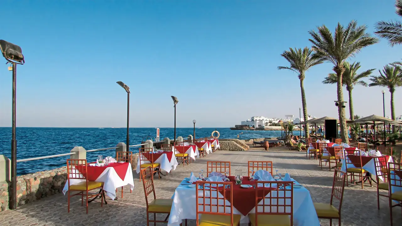 Restauracja na tarasie nad morzem w Arabia Azur
