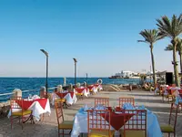 Restauracja na tarasie nad morzem w Arabia Azur