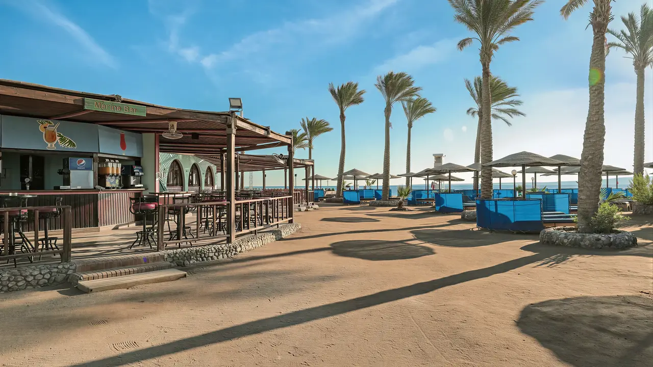 Plażowy bar i leżaki w Arabia Azur