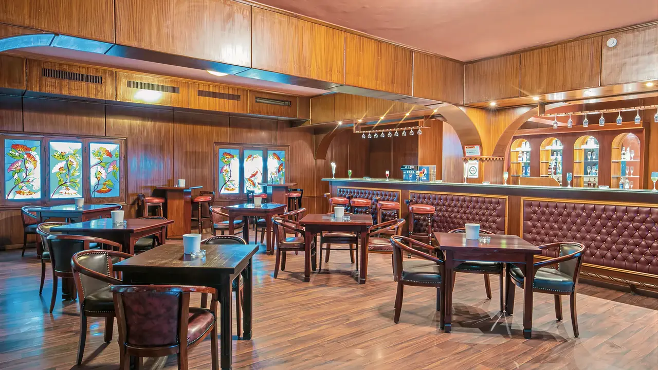 Bar z wysokimi stołkami w Arabia Azur