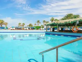 Basen w hotelu Arabia Azur z leżakami