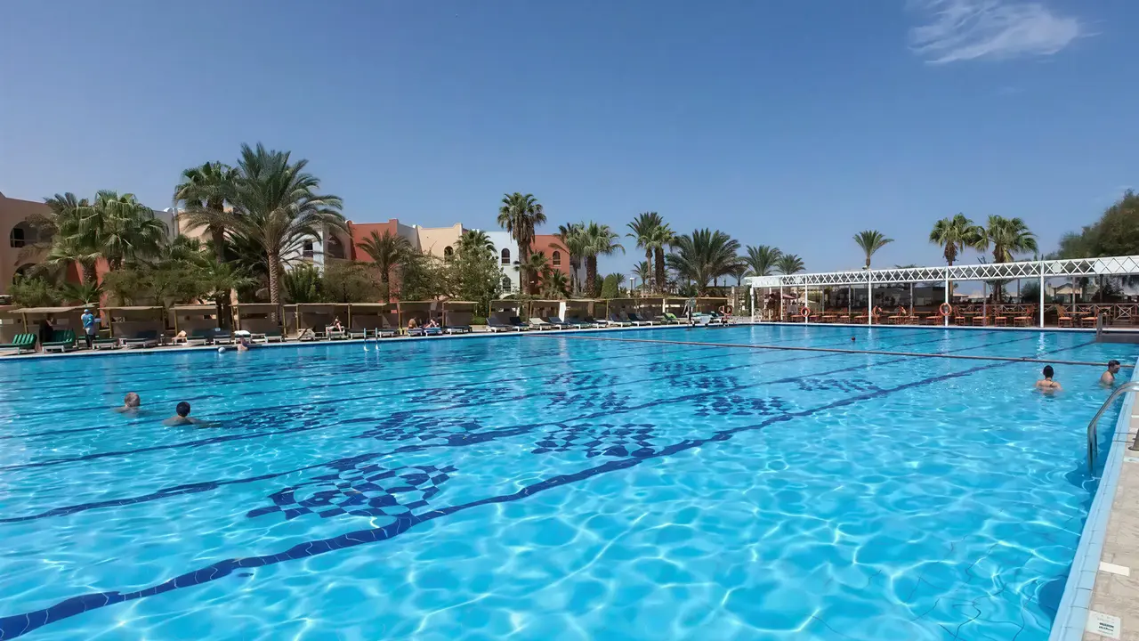 Basen z błękitną wodą w Arabia Azur