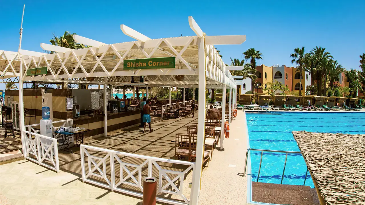 Bar przy basenie w Arabia Azur