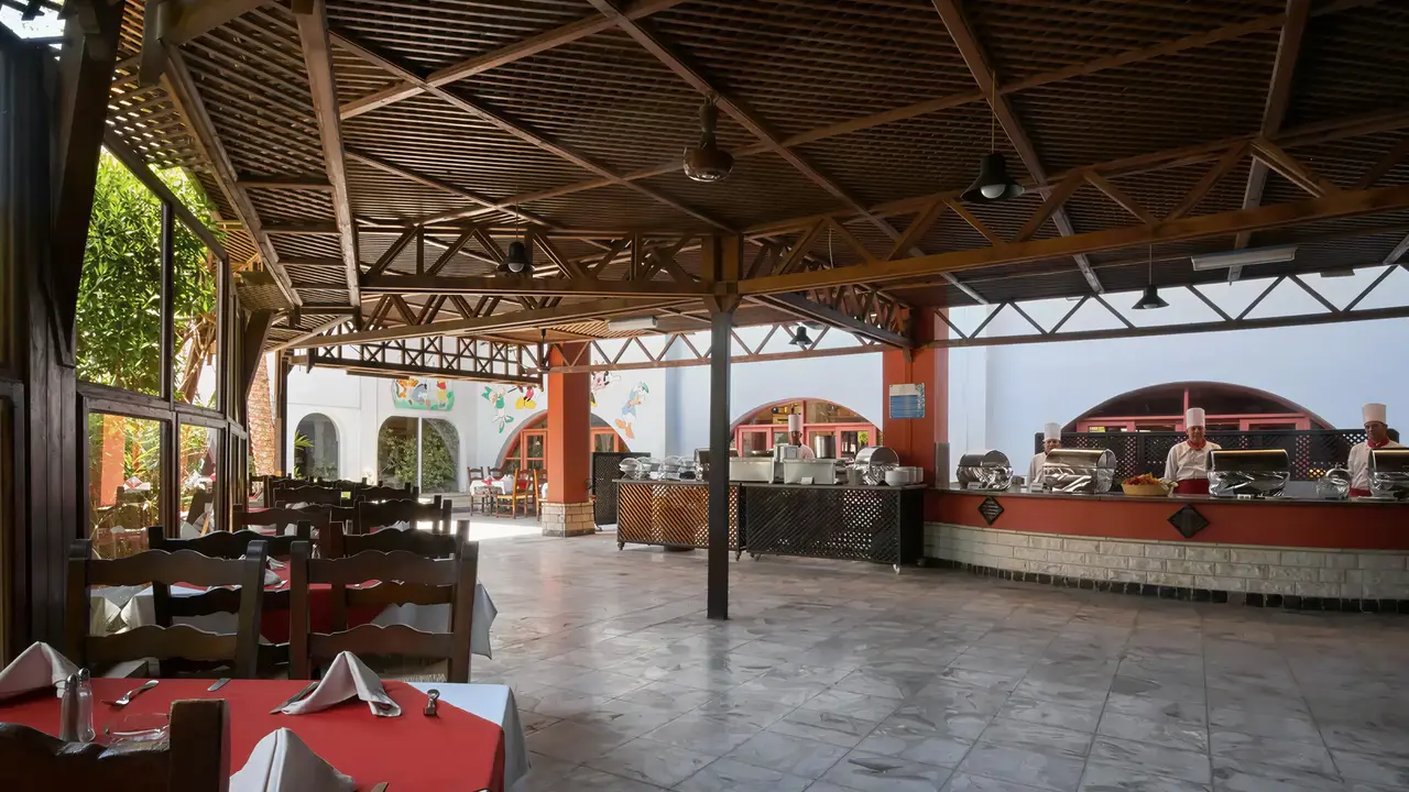 Restauracja bufetowa w Arabia Azur z zastawionymi stołami
