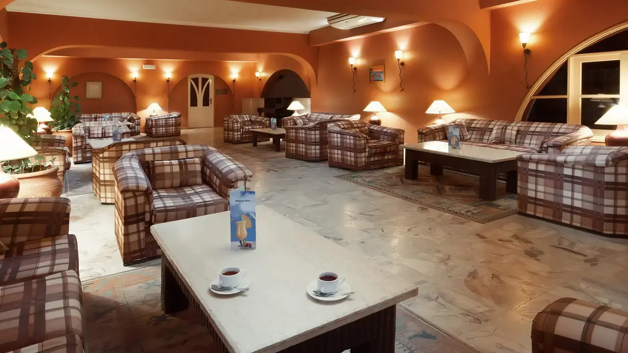 Wnętrze eleganckiego lobby w Arabia Azur