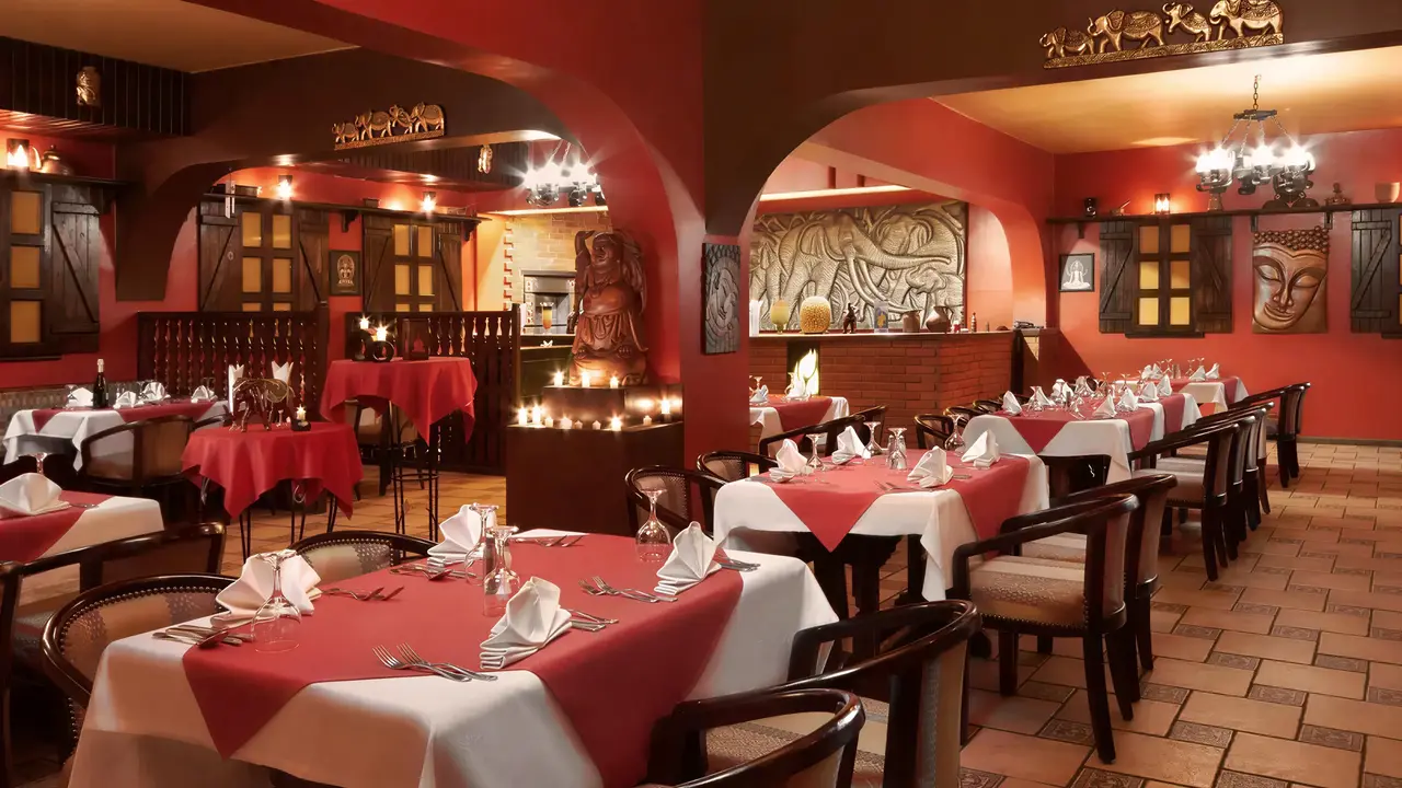 Elegancka restauracja w Arabia Azur z nakrytym stołem