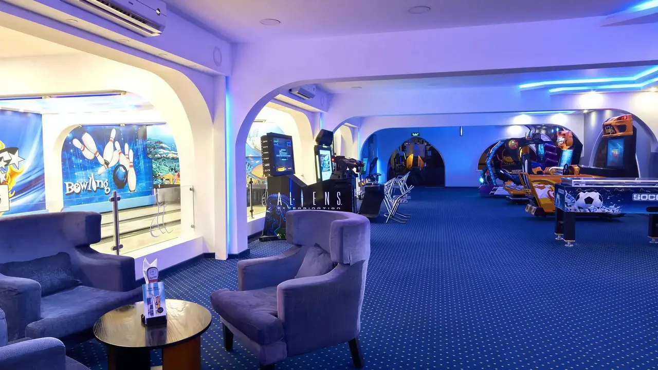 Sala gier w Arabia Azur z automatami