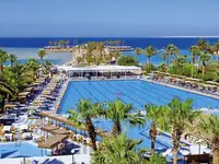 Widok na kompleks basenów w Arabia Azur
