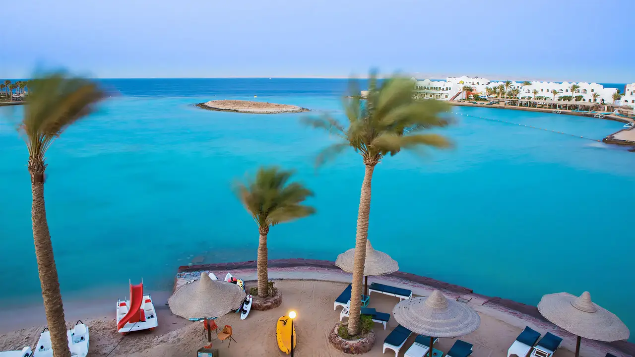 Plaża z parasolami i leżakami w Arabia Azur