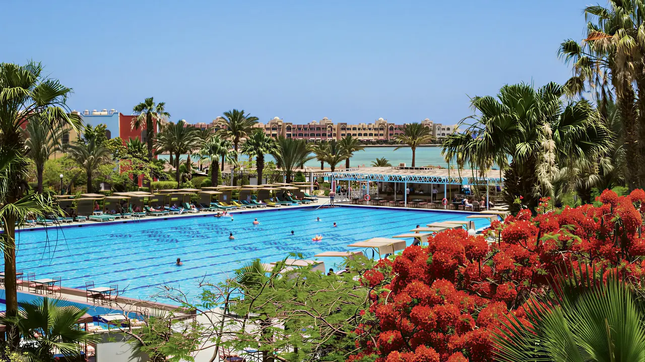 Duży basen z leżakami w Arabia Azur