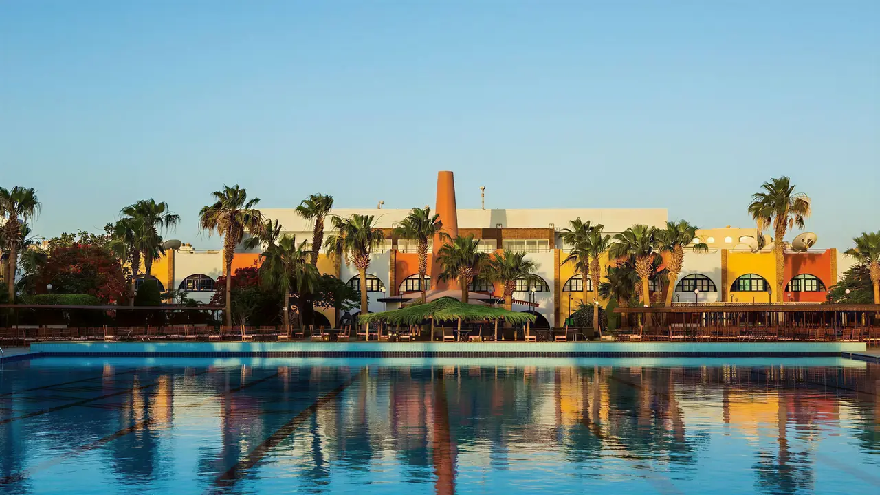 Basen w hotelu Arabia Azur z widokiem na budynki