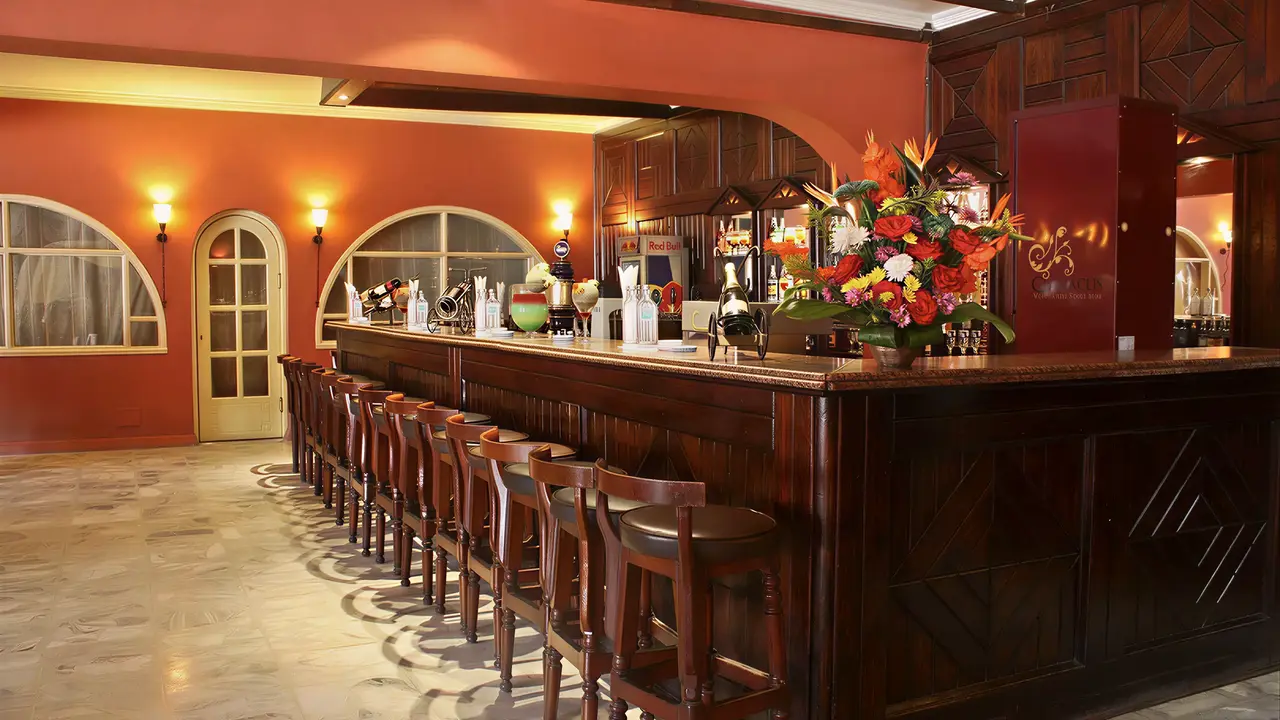 Drewniany bar z hokerami w Arabia Azur