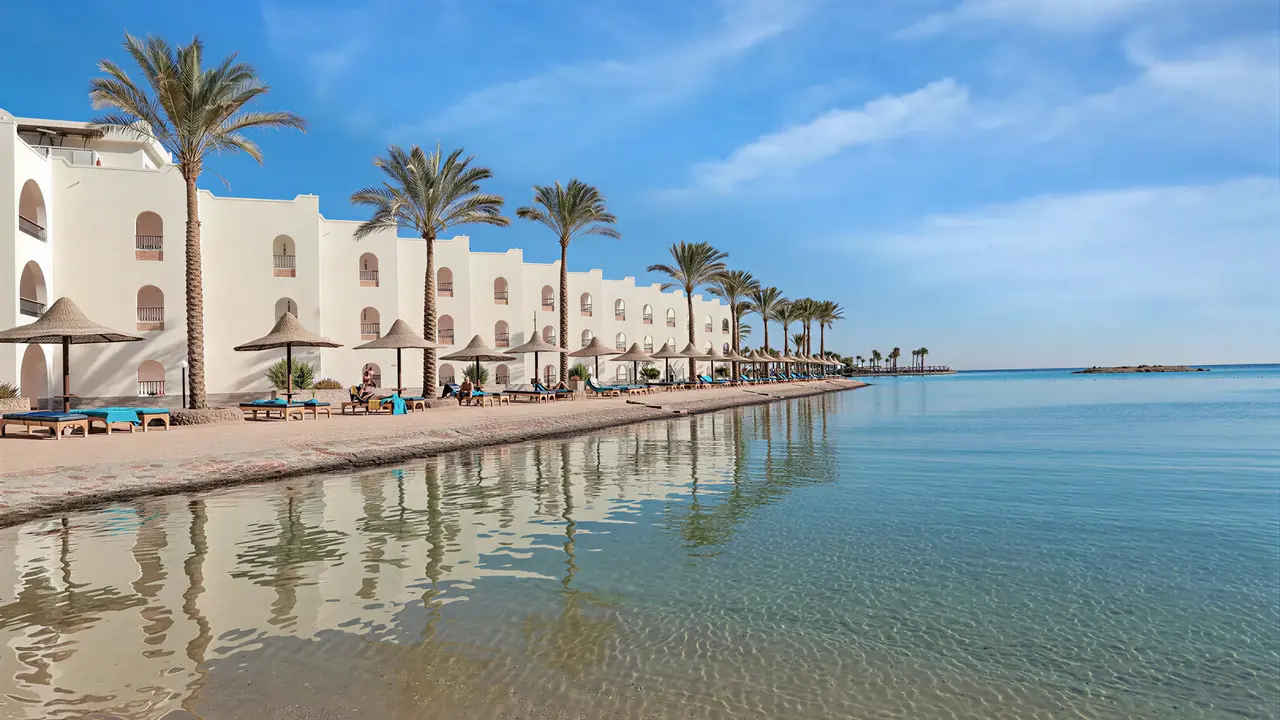 Plaża i leżaki przy hotelu Arabia Azur