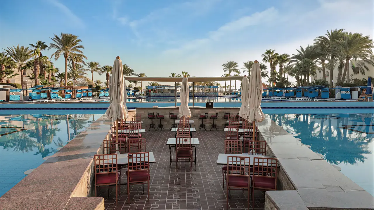 Stolik restauracyjny przy basenie w Arabia Azur