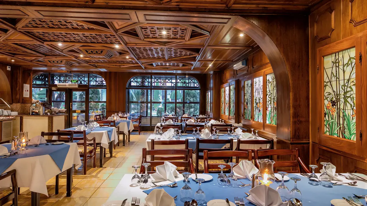 Elegancka restauracja w Arabia Azur z drewnianym wykończeniem