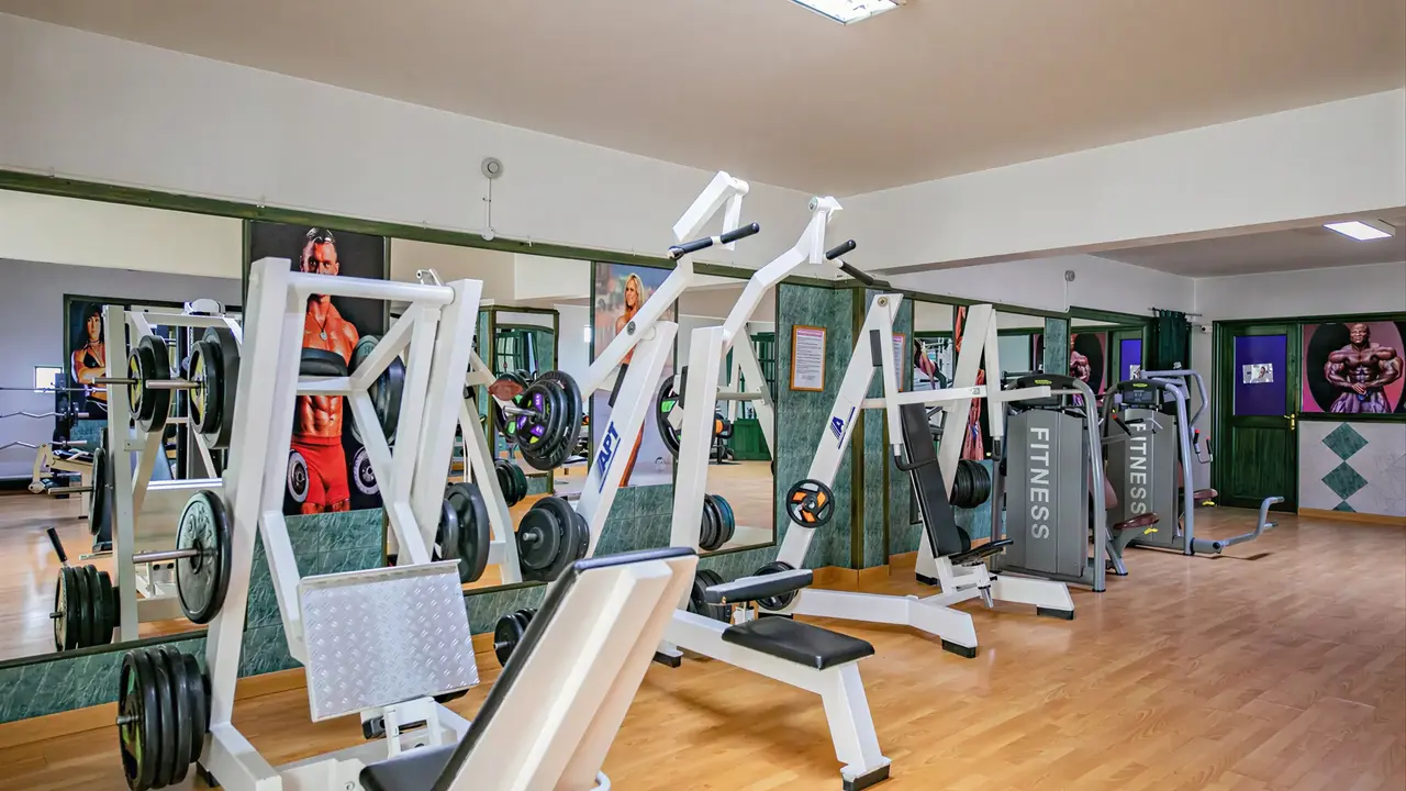 Siłownia z urządzeniami fitness w Arabia Azur