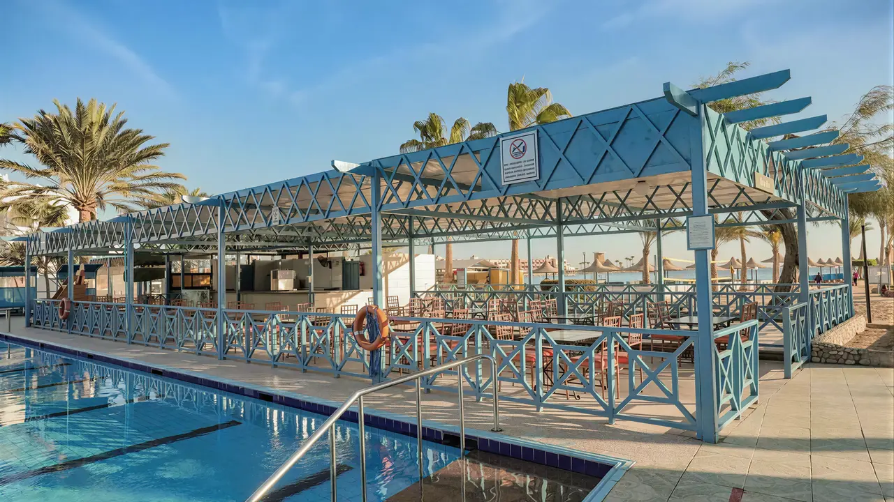 Bar przy basenie w Arabia Azur