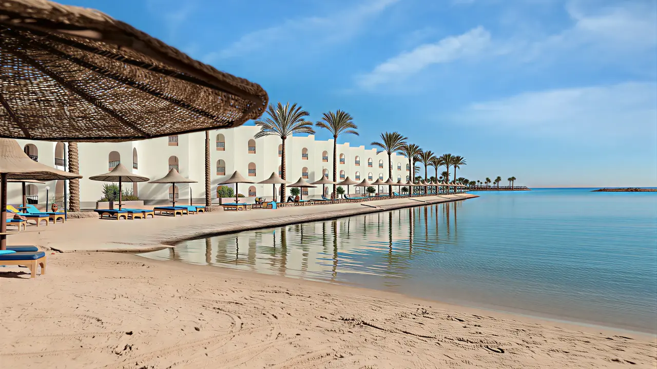 Plaża z leżakami w Arabia Azur