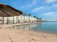 Plaża z leżakami w Arabia Azur