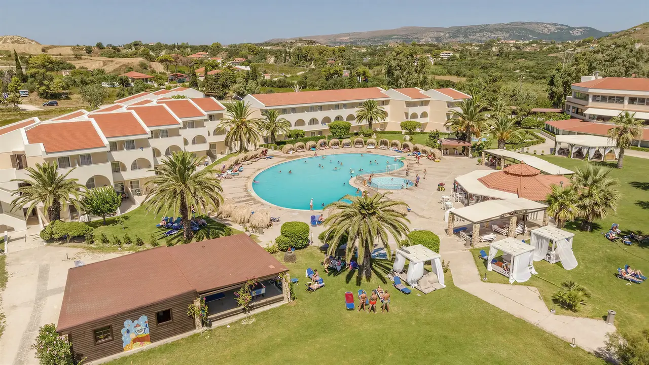 Widok na kompleks i basen w Argile Resort & Spa