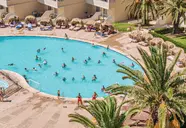 Basen z leżakami w Argile Resort & Spa