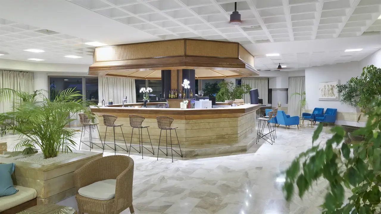 Bar z wysokimi hokerami w Argile Resort & Spa